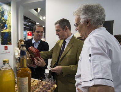 Le stand Gers Gascuna a accueilli  l'Ambassadeur de France en Espagne lors du B-Travel à Barcelone et lui a offert une bouteille d'Armagnac et une dégustation des savoir-faire des chefs de la Ronde des Mousquetaires